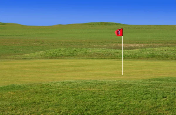 Zelené Golfové Hřiště Červenou Vlajkou — Stock fotografie