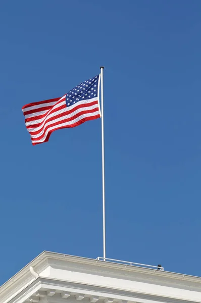 Amerikanische Flagge Auf Der Stange — Stockfoto