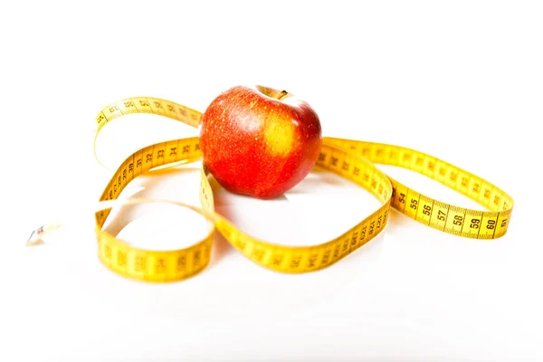 Rött Äpple Med Gul Måttband Vit Bakgrund — Stockfoto