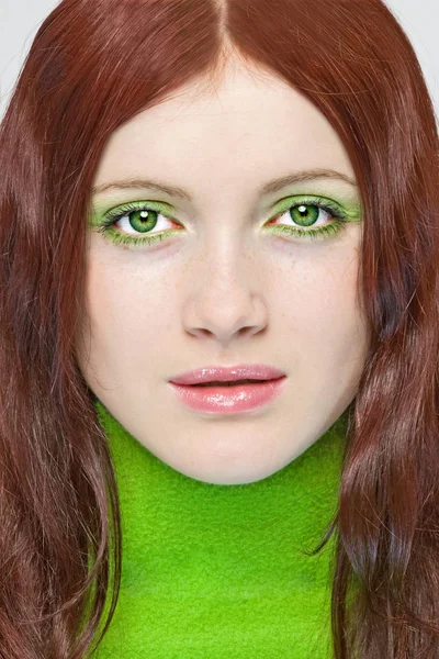 초록빛 아름다운 여자의 초상화 — 스톡 사진