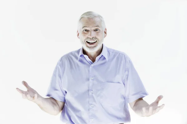 Feliz Hombre Mayor Sonriente Con Ropa Casual Pie Sobre Fondo — Foto de Stock