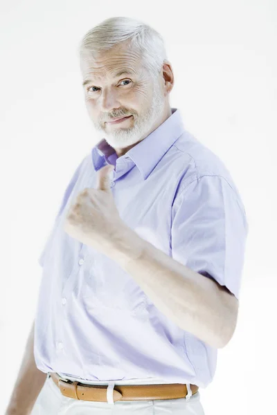 Sonriente Hombre Mayor Con Traje Azul Mostrando Pulgar Hacia Arriba —  Fotos de Stock