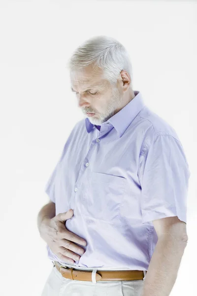 Porträt Eines Älteren Mannes Lässiger Kleidung Mit Bauchschmerzen Vor Weißem — Stockfoto