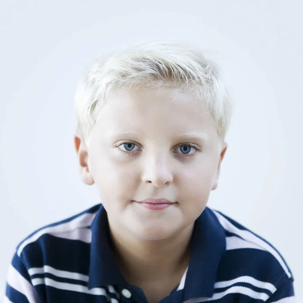 かわいい子供の肖像画 幸せな子供時代のコンセプト — ストック写真