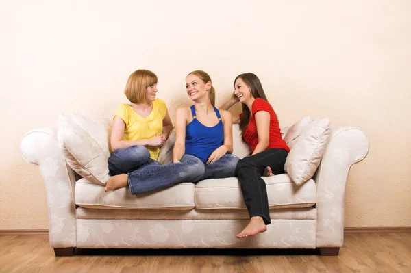 Drei Lachende Frauen Auf Einem Sofa — Stockfoto