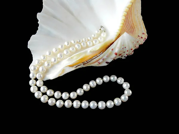 Collar Perlas Sobre Fondo Negro —  Fotos de Stock