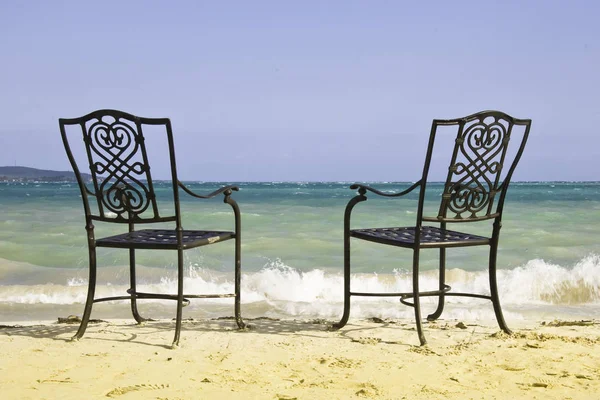 Zwei Liegestühle Strand — Stockfoto