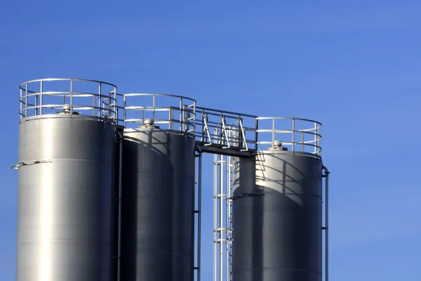 Usine Industrielle Avec Ciel Bleu Photo De Stock