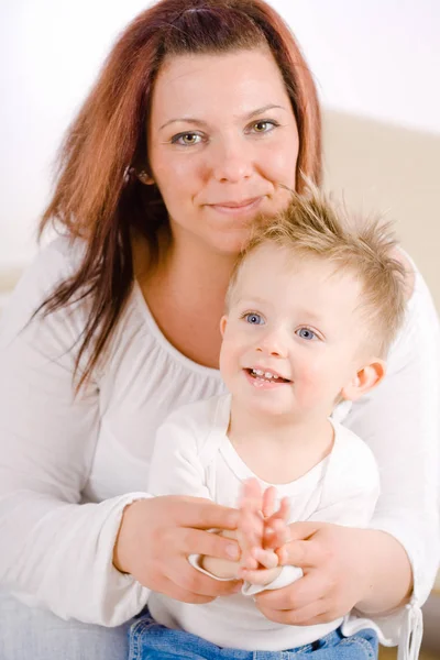 Mor Och Barn Klappar — Stockfoto