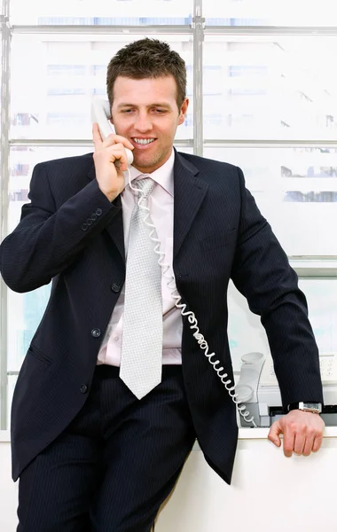 Бизнесмен Звонит Телефону — стоковое фото