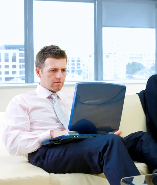 Portret Van Knappe Zakenman Met Laptop — Stockfoto