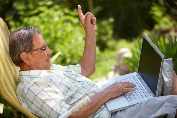 Senior Man Met Laptop Outdoor — Stockfoto