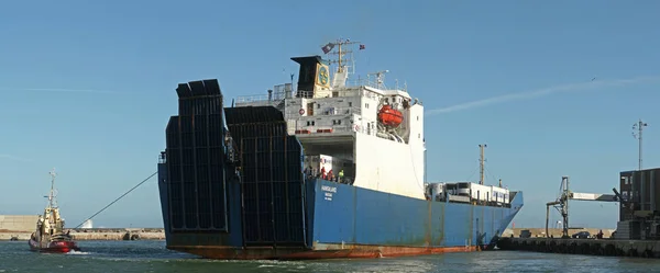 Small Tug Tries Tow Freighter Out Harbor — Stock Photo, Image