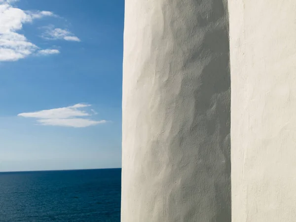 Біла Стіна Біля Моря — стокове фото