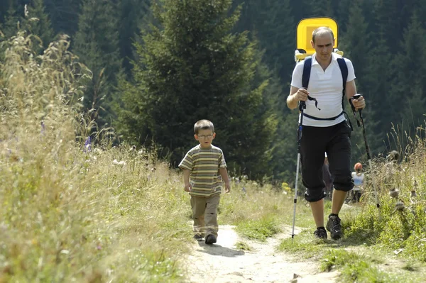 Padre Figlio Che Camminano Montagna — Foto Stock