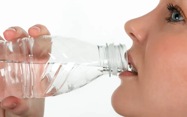 Mooi Meisje Drinken Mineraalwater — Stockfoto