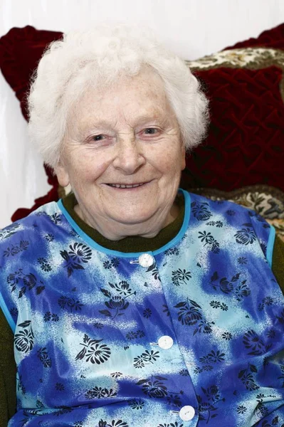 Büyükannem Oturma Odasında Gülümsüyor — Stok fotoğraf