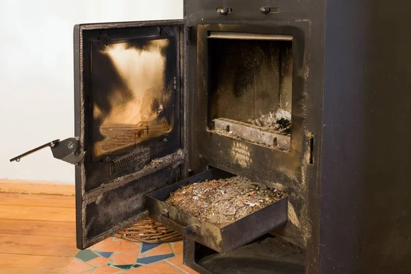 オーブンで火で暖炉を — ストック写真