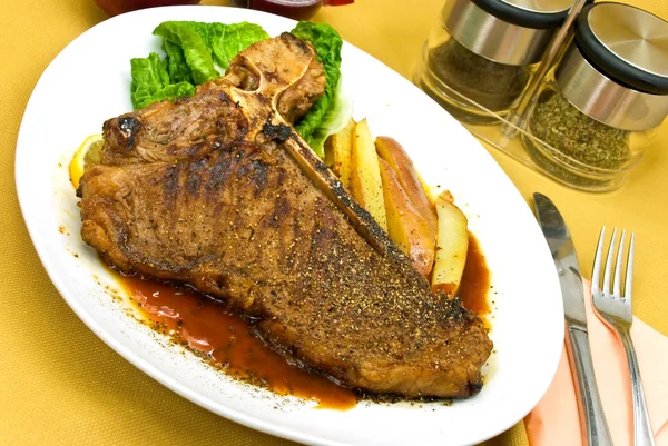 Filete Hueso Con Patatas Rojas — Foto de Stock