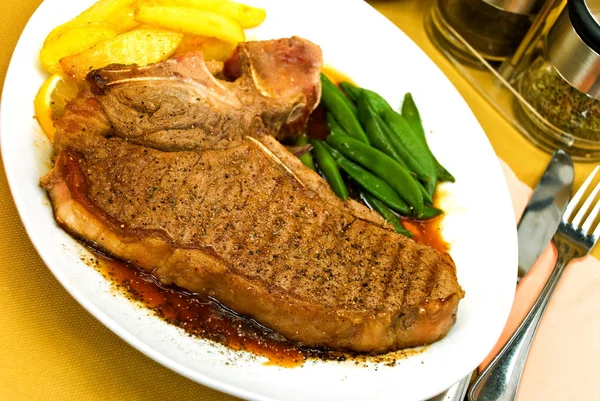 Bone Steak Com Batatas Feijão — Fotografia de Stock