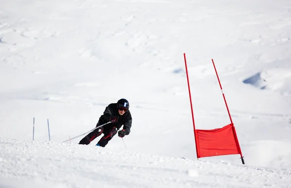Kayakçı Kışın Yamaçta Kayak Yapıyor — Stok fotoğraf