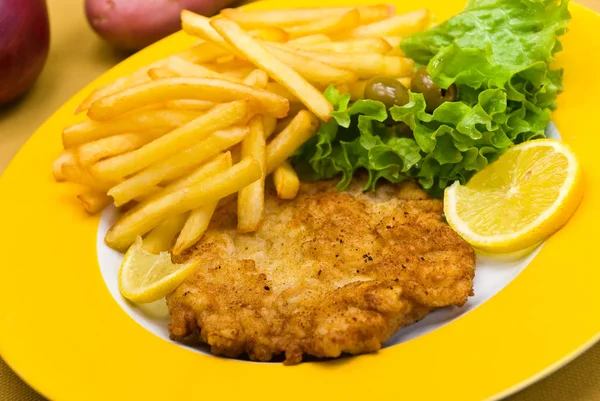 Kenyér Virsli Schnitzel Zöldségekkel — Stock Fotó