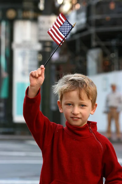 拿着国旗的小男孩 — 图库照片