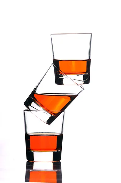 Bicchiere Whisky Con Cubetti Ghiaccio Isolato Sfondo Bianco — Foto Stock