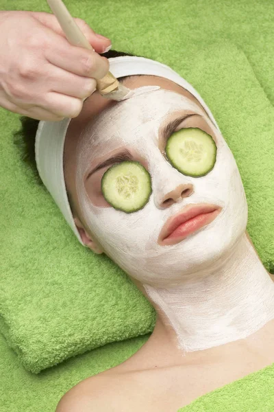 Mujer Joven Salón Spa Con Toalla Verde — Foto de Stock