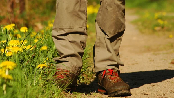 Pies Humanos Con Botas Hierba —  Fotos de Stock