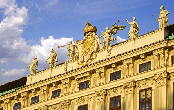 Hofburg Kancelaria Rzeszy Środkowy Risalite Heraldyczną Tarczą Cesarza Karola — Zdjęcie stockowe