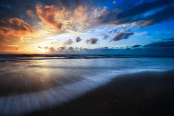 Όμορφο Ηλιοβασίλεμα Και Κύματα — Φωτογραφία Αρχείου