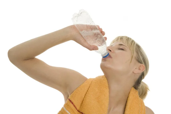 Mulher Bebendo Água Uma Garrafa — Fotografia de Stock