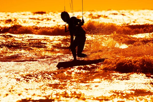 カイトサーフィン海での夏のスポーツ — ストック写真