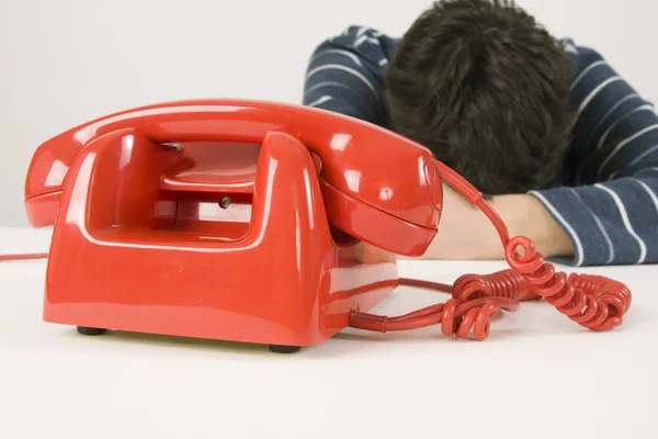 Man Met Rode Telefoon Ontvanger Hand — Stockfoto