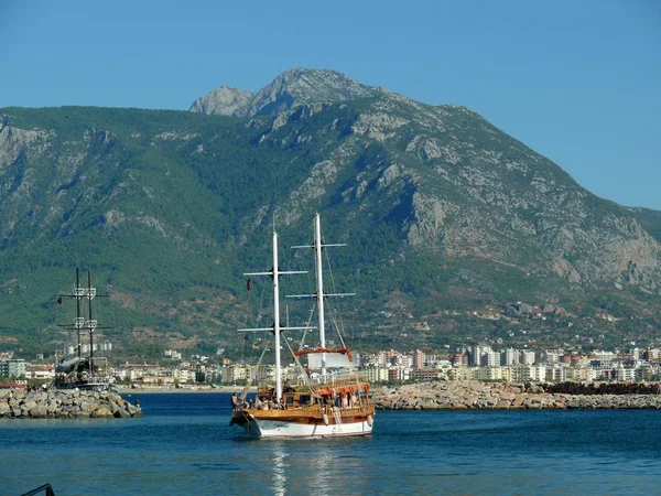 Πλοίο Στο Λιμάνι Της Αλάνια Σκάφη Στο Νερό — Φωτογραφία Αρχείου