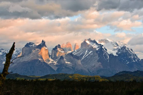 位于Chiles Patagonia地区的Torres Del Paine国家公园以其高耸的山脉而闻名 — 图库照片