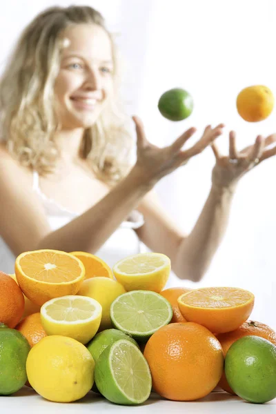 Mujer Joven Con Limón Fruta — Foto de Stock