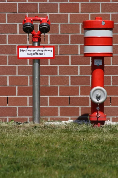 Rote Backsteinmauer Mit Verkehrsschildern Auf Der Straße — Stockfoto