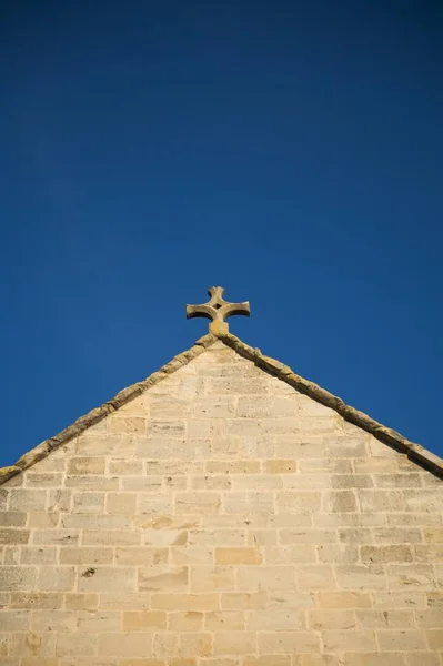 Steinkreuz Der Spitze Der Kirche — Stockfoto