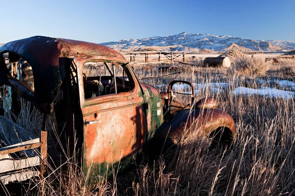 Staré Rezavé Auto Zimním Lese — Stock fotografie