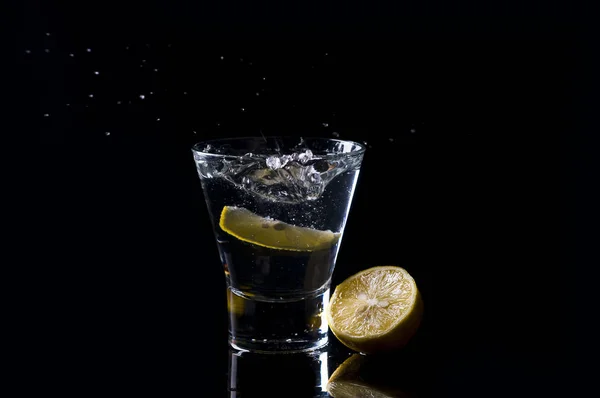 Glas Wasser Vor Schwarzem Hintergrund — Stockfoto