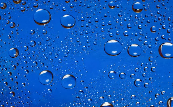 Droppar Vatten Blå Bakgrund — Stockfoto