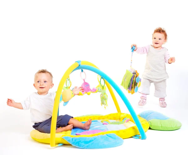 Bebês Brincam Com Brinquedos — Fotografia de Stock