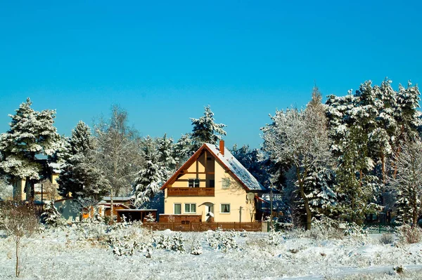 Дерев Яний Будинок Снігу — стокове фото