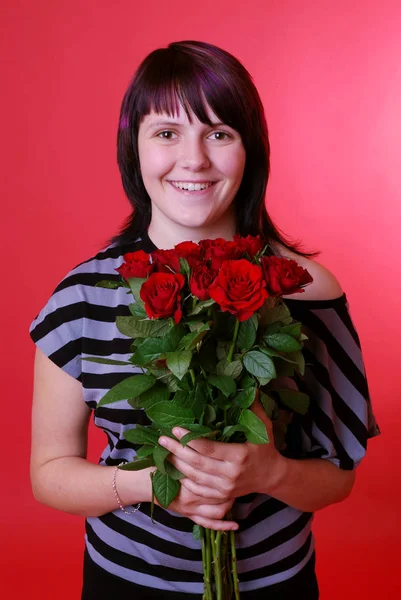 Hermosa Mujer Joven Sosteniendo Rosa Roja — Foto de Stock