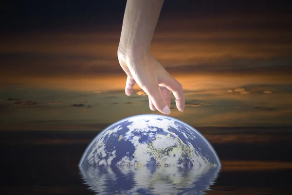 Рука Держащая Мяч Руках Земли — стоковое фото