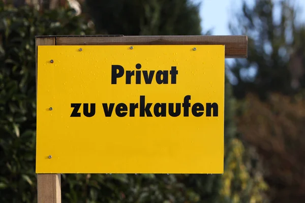 Gelbes Schild Auf Der Straße — Stockfoto