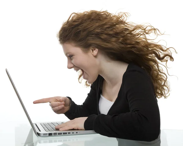 Adolescente Cabelos Vermelhos Com Laptop — Fotografia de Stock