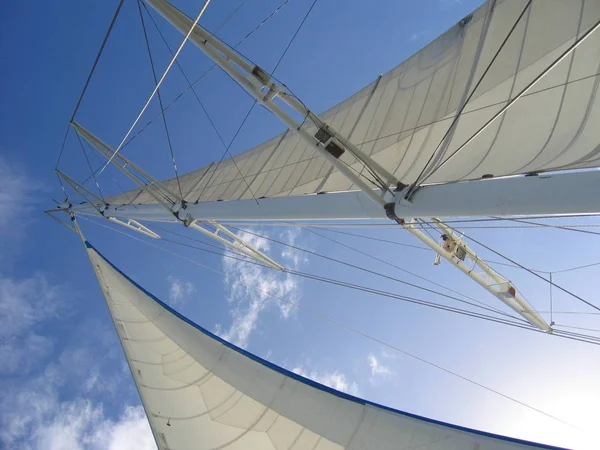 青い空に白い帆の船のマスト — ストック写真
